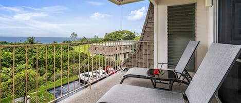 THE BEST SUNSETS IMAGINABLE FROM THIS TOP FLOOR LANAI!