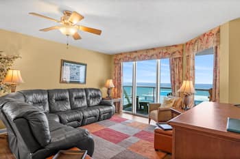 Luxury condo, across the street from the beach + Free Attraction Tickets!