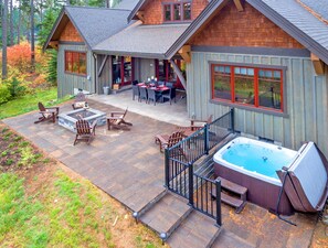 Three Sisters Lodge - Large entertainment patio, with outdoor dining, a gas fire pit, and a private hot tub!