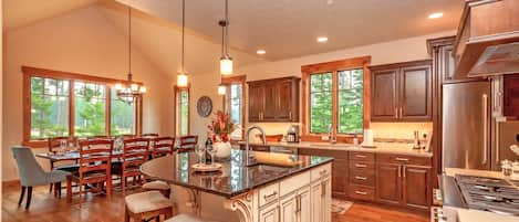 Three Sisters Lodge - Fully stocked granite and stainless kitchen!