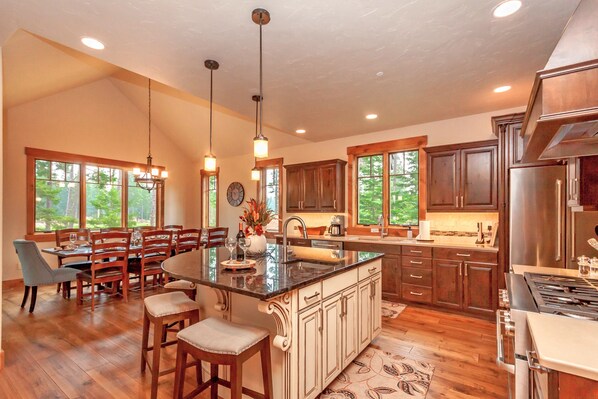 Three Sisters Lodge - Fully stocked granite and stainless kitchen!