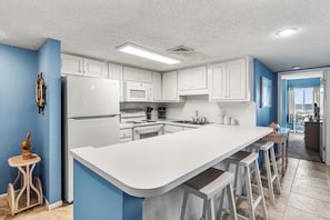 Kitchen / Breakfast Bar