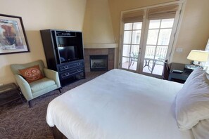 Studio w/ Smart TV
