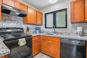 Full Kitchen with refrigerator, oven/stove, blender, coffee make