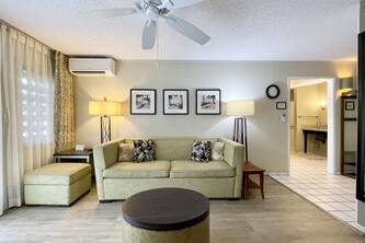 Plantation Hale Suites G5, King Bed, AC, Near Ocean, Shops & Restaurants