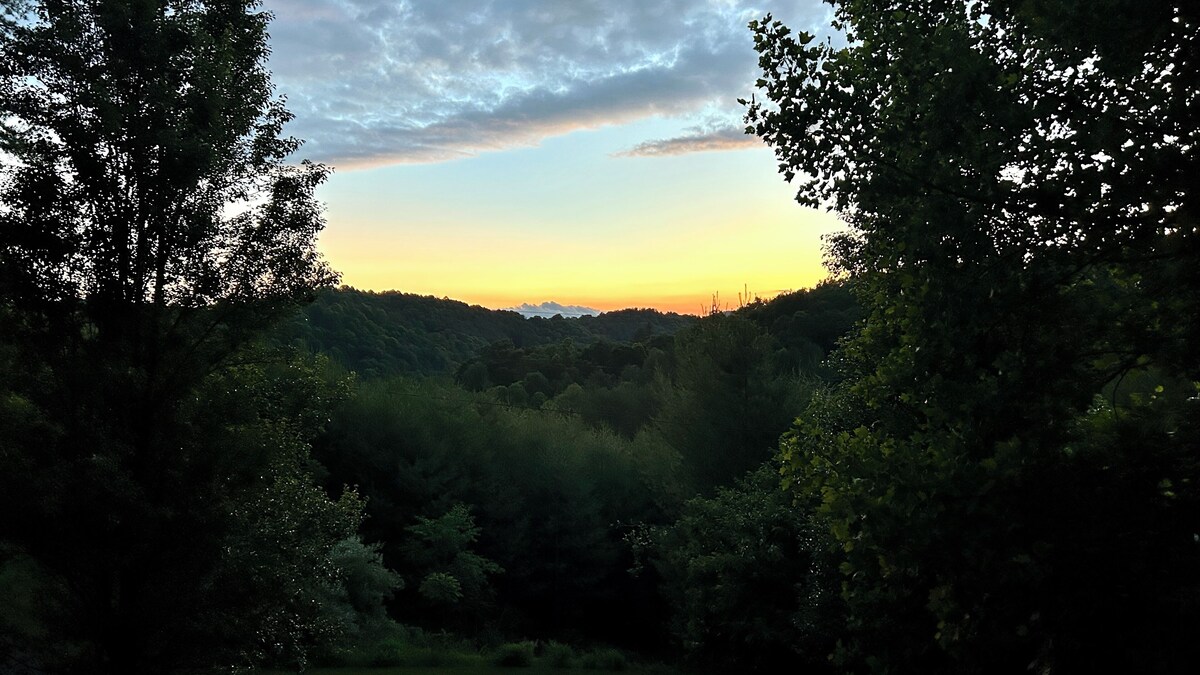 River Bend Retreat Log Cabin w/ Hot Tub, Views & Privacy- Near New River State Park