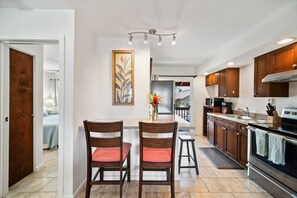 Full Kitchen and Countertop seating for 4