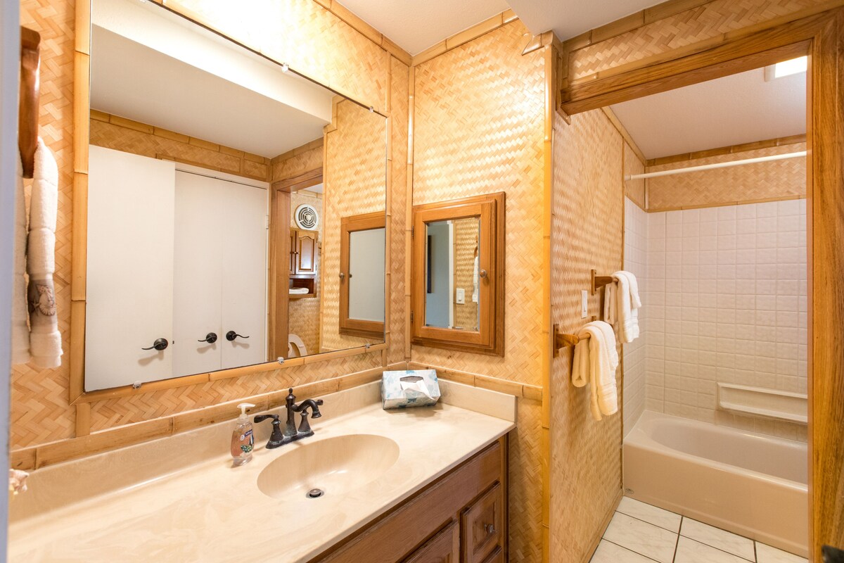 Kapaa Shore Resort A207, Oceanfront, 2nd Floor, Cal King Bed, Wifi