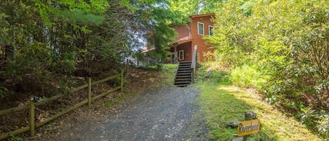 Welcome to Riverbend Chalet at Fleetwood Falls (access to the New River and private lake)...