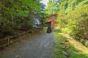 Welcome to Riverbend Chalet at Fleetwood Falls (access to the New River and private lake)...