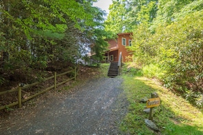 Welcome to Riverbend Chalet at Fleetwood Falls (access to the New River and private lake)...