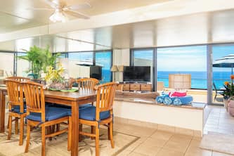 Pu'u Poa #305: 2 Bdrm/2 bath Direct Ocean & Sunset Views. Whale Watching!