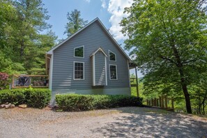 Welcome to Jackson's Ridge, a West Jefferson Cabin Rental with Hot Tub!