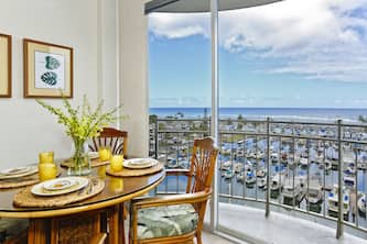Waikiki Ocean & Yacht Harbor Views! Short Walk to Beach, Shops & restaurants!