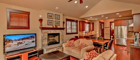 Prospector's Point - Comfortable living room with a large flatscreen and a gas fireplace!