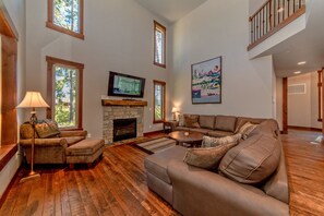 Suncadia Trail - All Seasons Vacation Rentals - Comfortable Living Room with Leather Couches, Gas Fireplace, Flatscreen TV with Dish and DVD!