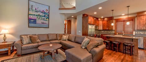 Suncadia Trail - All Seasons Vacation Rentals - Large Great room with an oversized sectional couch!