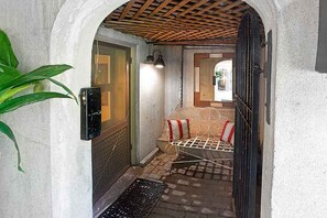 The cute front alcove to the home.