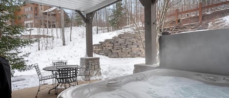 Private Hot Tub Available in All Seasons