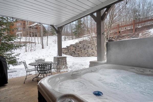 Private Hot Tub Available in All Seasons