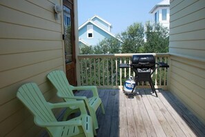 Outdoor Balcony with BBQ Grill - Outdoor Balcony with BBQ Grill