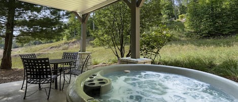 Patio w/ Private Hot Tub & Outdoor Dining