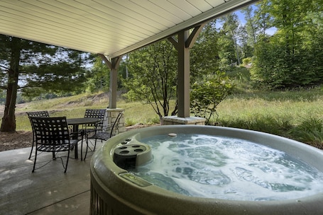 Patio w/ Private Hot Tub & Outdoor Dining