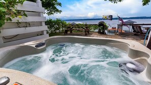 Outdoor spa tub