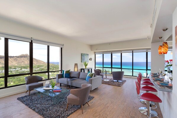 Beautiful 38th Floor Penthouse with Dramatic Views!