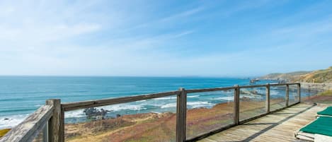Back deck facing the wide open ocean!