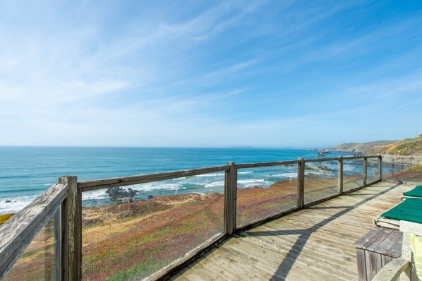 Back deck facing the wide open ocean!
