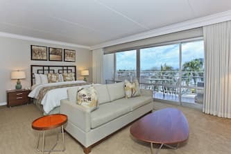 Spacious Ilikai Studio with one FREE parking/Wi-Fi and Marina/Ocean Views!