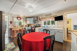 Fully Equipped eat-in kitchen