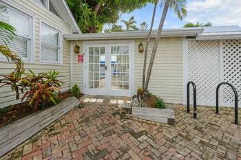 Colony Poolside: A charming bungalow near Duval Street