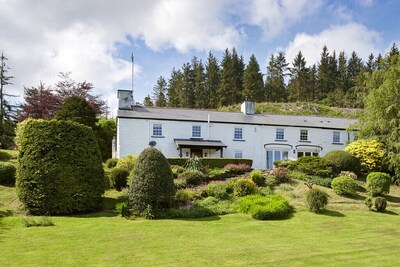 Entspannen Sie in einem abgelegenen, geräumigen, hundefreundlichen Langhaus. Ideal für große Familien.