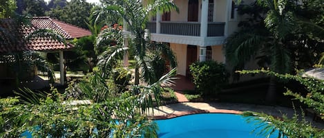 Lamuhouse in wunderschönem tropischen Garten
