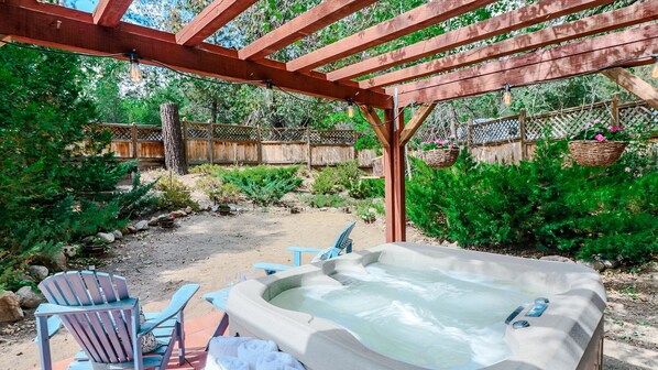 Little Dairy Haven: Romantic and Charming Studio with Spa!