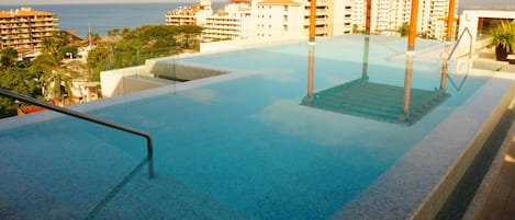 Infinity pool on rooftop terrace with 360 deg. views on ocean, bay and mountains