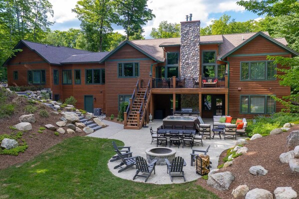 Incredible Outdoor Entertaining Space w/ a Four Seasons Hot Tub