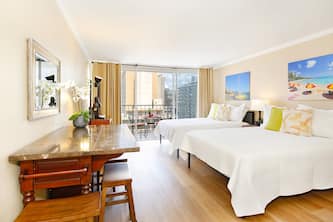 Heart of Waikiki studio with kitchenette, AC, FREE parking & Wi-Fi!