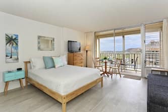 Studio with Kitchen, AC, Washer/Dryer, POOL, Wi-Fi, FREE Parking!