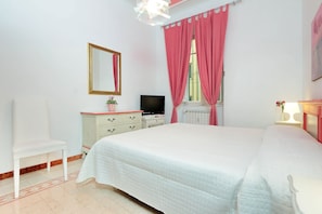 Roman Holiday Accommodation - Bedroom 2