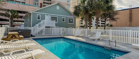 Private Salt Water Pool & Hot Tub