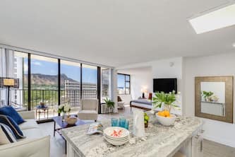 Diamond Head Views! Freshly renovated! A/C, Parking and Wi-Fi Included!