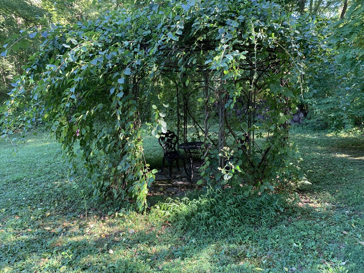 House on Appalachian Trail, walking distance from NYC trains. 3bd/1ba, 3 acres