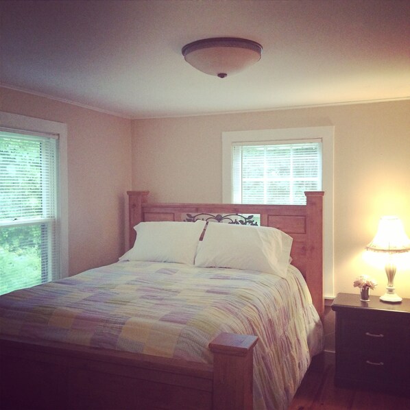 Master Bedroom (Queen bed).