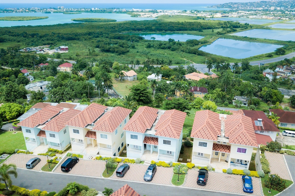 Tropical Paradise. Modern 2 Bedroom with Spectacular views of the Caribbean Sea