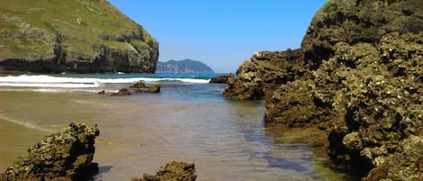 Spiaggia di Sonabia con la bassa marea: 12 minuti a piedi dall'appartamento