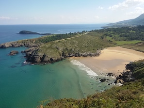 Playa de Sonabia, a sólo 12 minutos andando desde el apartamento