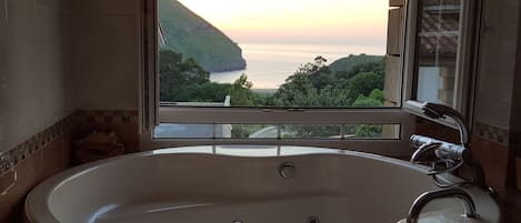 Vistas desde el jacuzi. Playa de Sonabia. A doce minutos andando del alojamiento